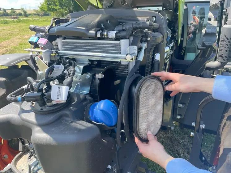 <em class="placeholder">Vue du filtre à aire de type PowerCore du tracteur Claas Axos 3.105.</em>