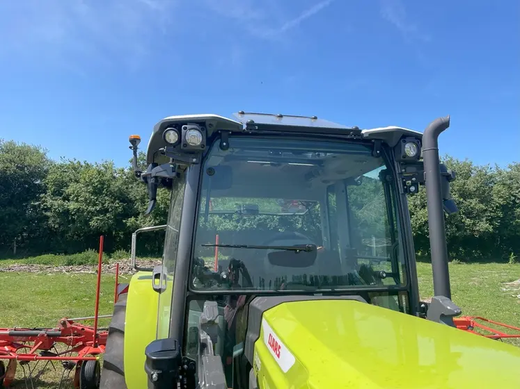 <em class="placeholder">Vue de la cabine et des phares de travail du tracteur Claas Axos 3.105 </em>
