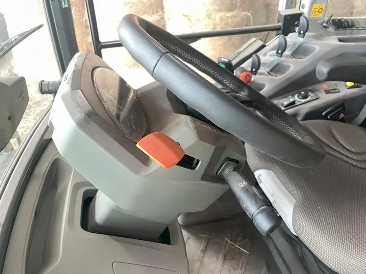 <em class="placeholder">Inverseur à gauche du volant du tracteur Claas Axos 3.105 </em>