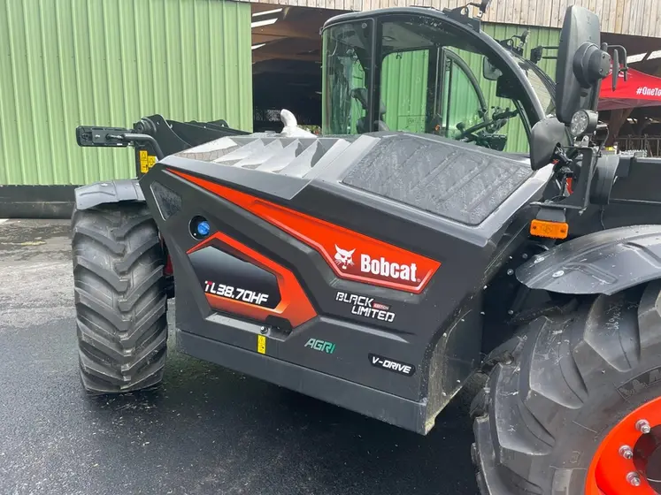 <em class="placeholder">Capot moteur chargeur télescopique Bobcat V-Drive Black Limited Edition</em>