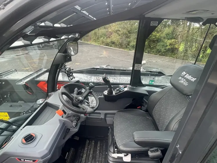 <em class="placeholder">Intérieur cabine chargeur télescopique Bobcat V-Drive Black Limited Edition</em>