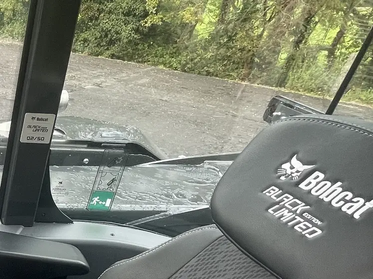 <em class="placeholder">Plaque de numérotation dans cabine des chargeurs télescopiques Bobcat V-Drive Black Limited Edition </em>