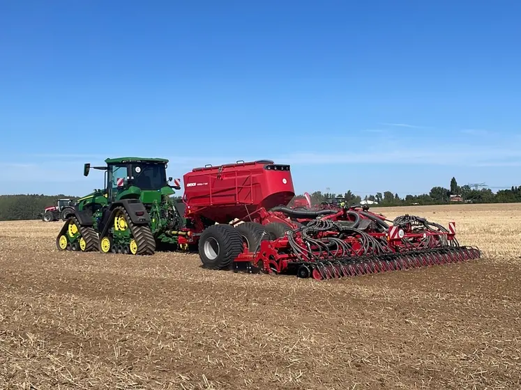 <em class="placeholder">Combiné de semis Versa 7 SW de 7,20 mètres de large avec tracteur John Deere 9RX</em>