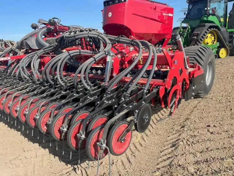 <em class="placeholder">Barre de semis TurboDisc du combiné de semis Versa 7 SW de 7,20 mètres de large</em>