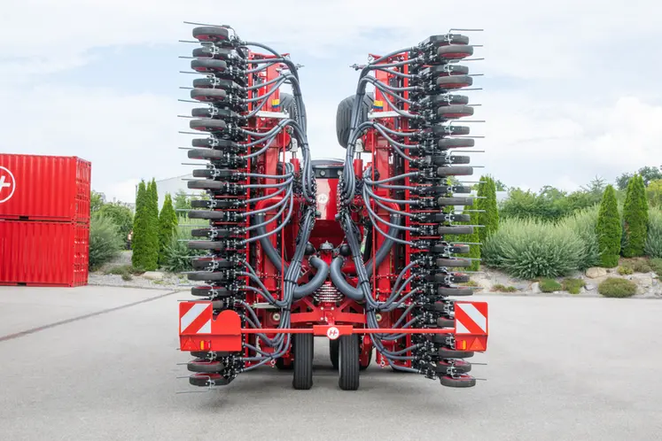 <em class="placeholder">Combiné de semis Versa 7 SW de 7,20 mètres de large avec roue de transport sous la herse rotative</em>