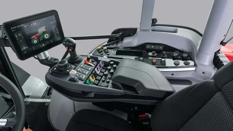 intérieur de cabine du tracteur Lindner Lintrac 160 LDrive