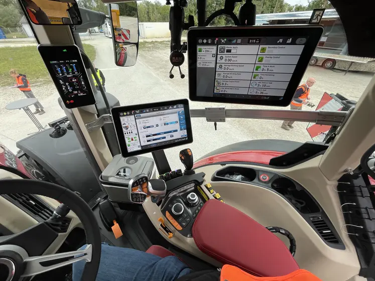 Intérieur de la cabine des nouveaux tracteurs Case IH Optum