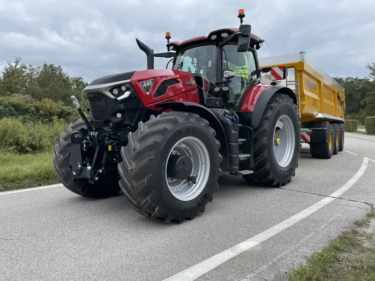 Nouveau tracteur Case IH Optum avec benne Joskin