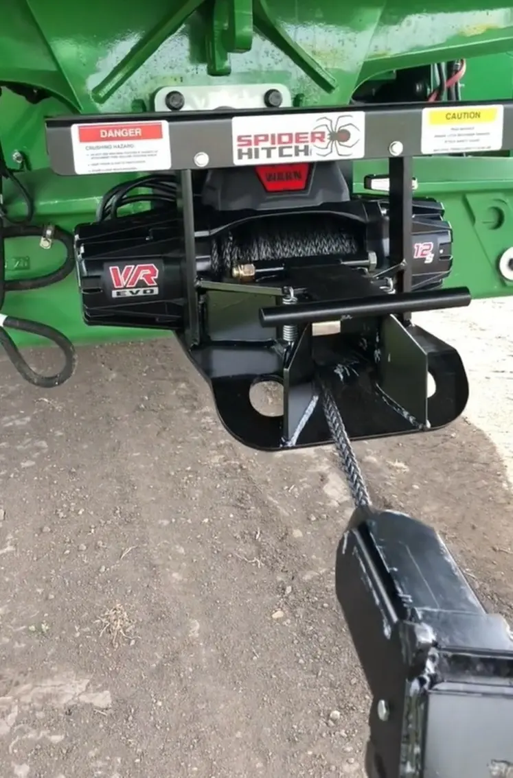 <em class="placeholder">Treuil derrière moissonneuse-batteuse.</em>