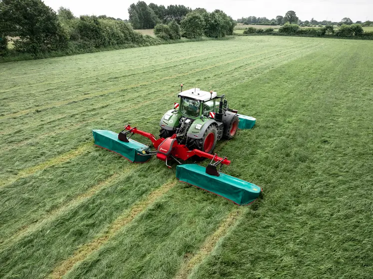 <em class="placeholder">Groupe de fauche Kverneland 5395 avec un tracteur Fendt</em>