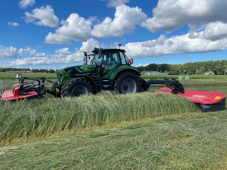 <em class="placeholder">Groupe de fauche Vicon Extra 495 et un tracteur Deutz-Fahr</em>