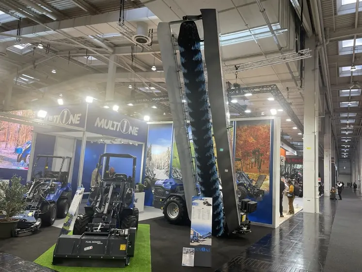 <em class="placeholder">Grande brosse rotative MultiOne pour nettoyer les panneaux solaires au salon Agritechnica 2025</em>