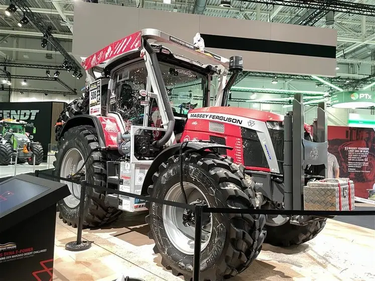 <em class="placeholder">Tracteur Massey Ferguson MF8S.205 qui a participé au rallye Morocco Desert Challenge 2025, exposé au salon Agritechnica 2025</em>