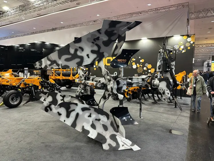 <em class="placeholder">Charrue portée Moro Raptor couleur camouflage au salon Agritechnica 2025</em>