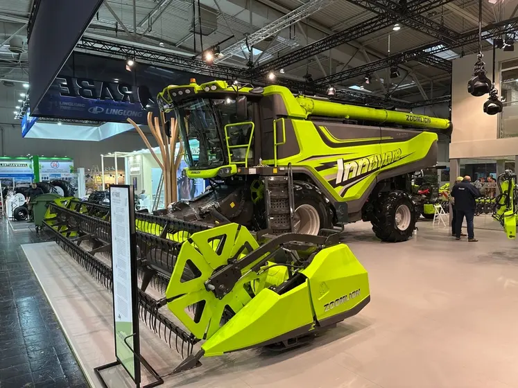 <em class="placeholder">Moissonneuse-batteuse Zoomlion à entraînement hybride mécanique et électrique au salon Agritechnica 2025</em>