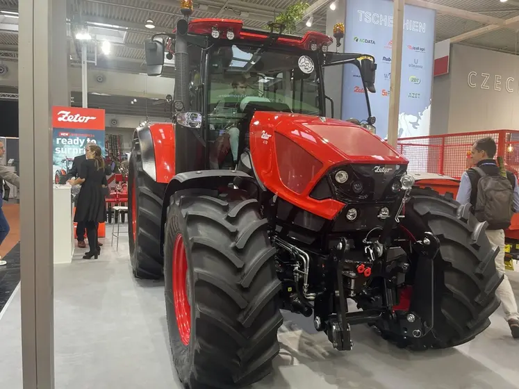 <em class="placeholder">Tracteur Zetor 6170 au salon Agritechnica 2025</em>