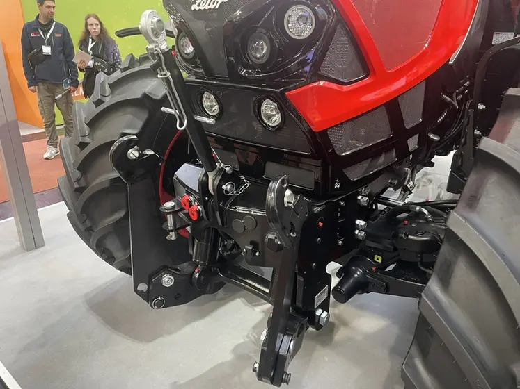 <em class="placeholder">Relevage avant du tracteur Zetor 6170 au salon Agritechnica 2025</em>