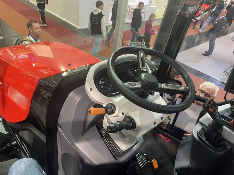 <em class="placeholder">Vue du volant du tracteur Zetor 6170 au salon Agritechnica 2025</em>