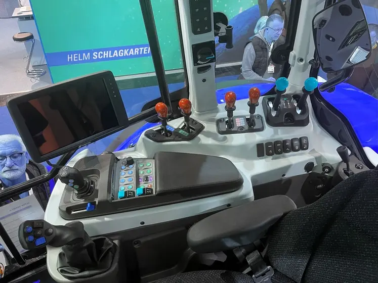 <em class="placeholder">Accoudoir multifonction du tracteur Zetor 6170 au salon Agritechnica 2025</em>