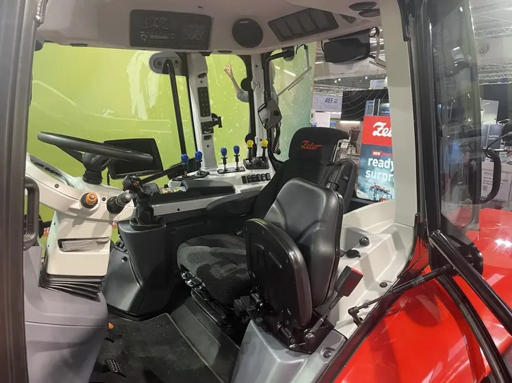 <em class="placeholder">Intérieur de la cabine du tracteur Zetor 6170 au salon Agritechnica 2025</em>