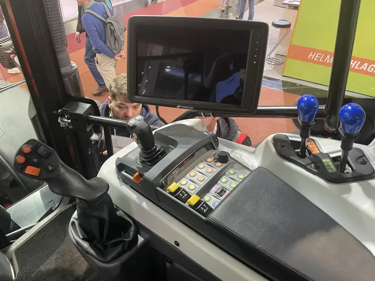 <em class="placeholder">Ecran Topcon du tracteur Zetor 6170 au salon Agritechnica 2025</em>