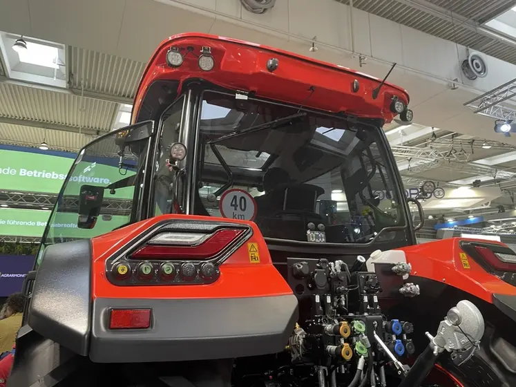 <em class="placeholder">Vue arrière de la cabine du tracteur Zetor 6170 au salon Agritechnica 2025</em>