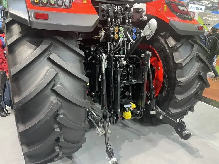 <em class="placeholder">Vue du relevage arrière du tracteur Zetor 6170 au salon Agritechnica 2025</em>