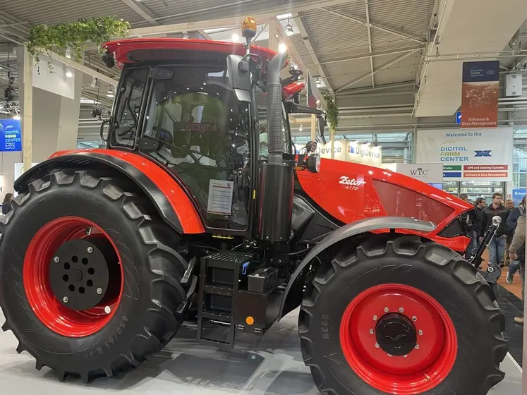 <em class="placeholder">Tracteur Zetor 6170 au salon Agritechnica 2025</em>