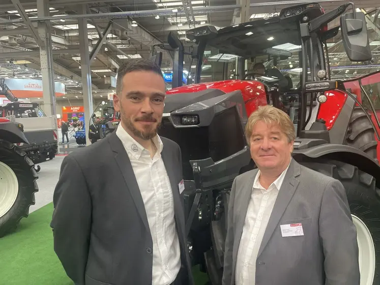 <em class="placeholder">Sébastien Martinet et Alfred Fuchs devant le tracteur Lindner Lintrac 160 au salon allemand Agritechnica 2025</em>
