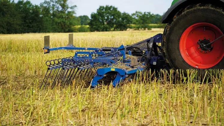 <em class="placeholder">Rolofaca rouleau hacheur Gravo de Köckerling attelé à un tracteur Fendt</em>