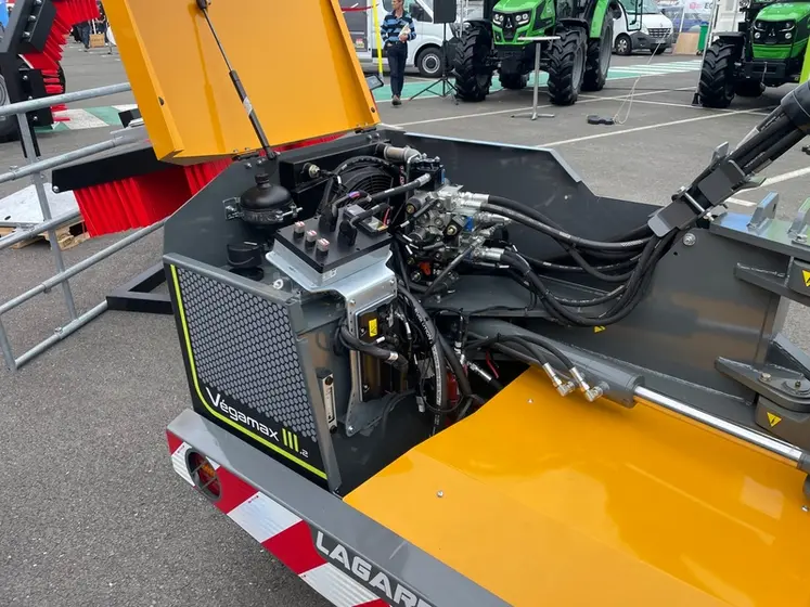 <em class="placeholder">Débroussailleuse à bras hydraulique Vegamax III.2 de Lagarde au Space 2025</em>