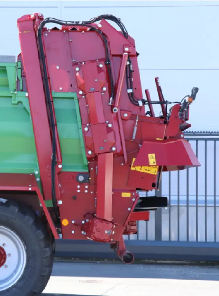 <em class="placeholder">Dispositif d&#039;épandage de l&#039;épandeur à fumier Strautmann universel MS</em>