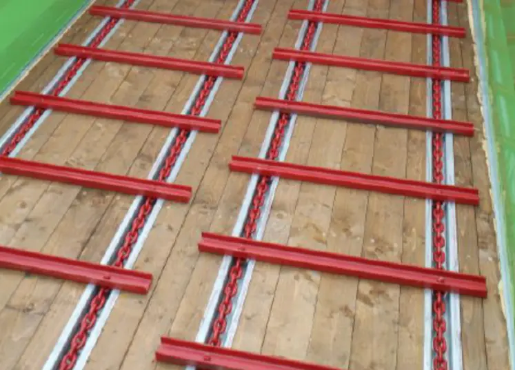 <em class="placeholder">fond mouvant en bois de l&#039;épandeurs à fumier Strautmann universel MS.</em>