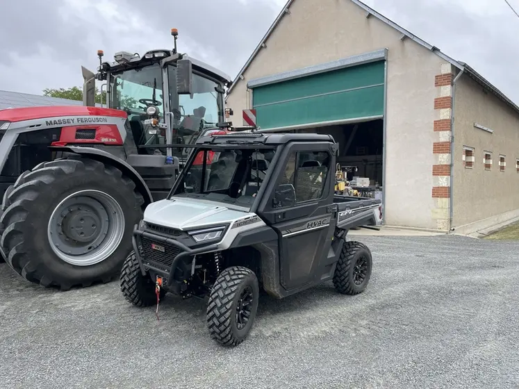 <em class="placeholder">SSV Aodes Workcross 1000 HVAC à côté d&#039;un tracteur Massey Ferguson MF 9S.310</em>