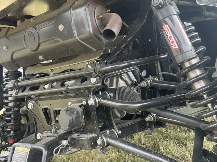 <em class="placeholder">Suspensuon arrière à double triangulation de SSV Aodes Workcross 1000 HVAC </em>