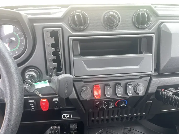 <em class="placeholder">Interrupteurs sur tabeau de bord de SSV Aodes Workcross 1000 HVAC </em>