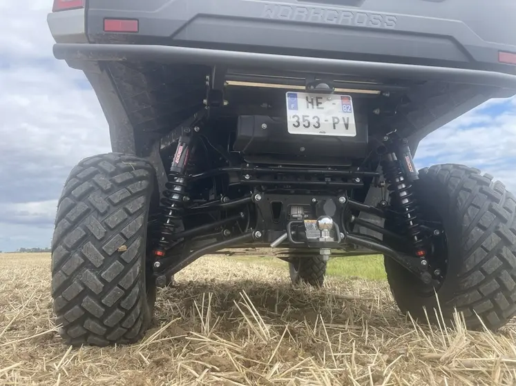 <em class="placeholder">Vue de l&#039;essieu arrière du SSV Aodes Workcross 1000 HVAC </em>