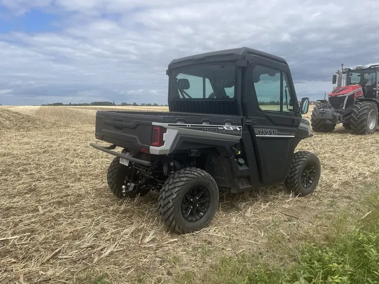 <em class="placeholder">SSV Aodes Workcross 1000 HVAC au champ avec tracteur Massey Ferguson MF 9S.310</em>