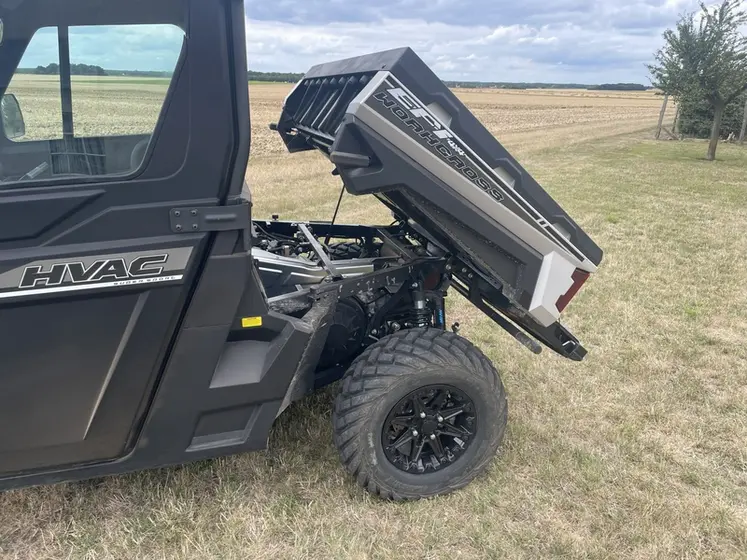 <em class="placeholder">Benne arrière basculée du SSV Aodes Workcross 1000 HVAC </em>