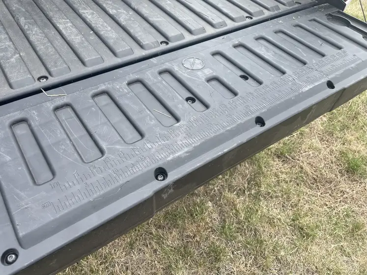 <em class="placeholder">Hayon arrière avec règle graduée en cm et en pouces du SSV Aodes Workcross 1000 HVAC </em>