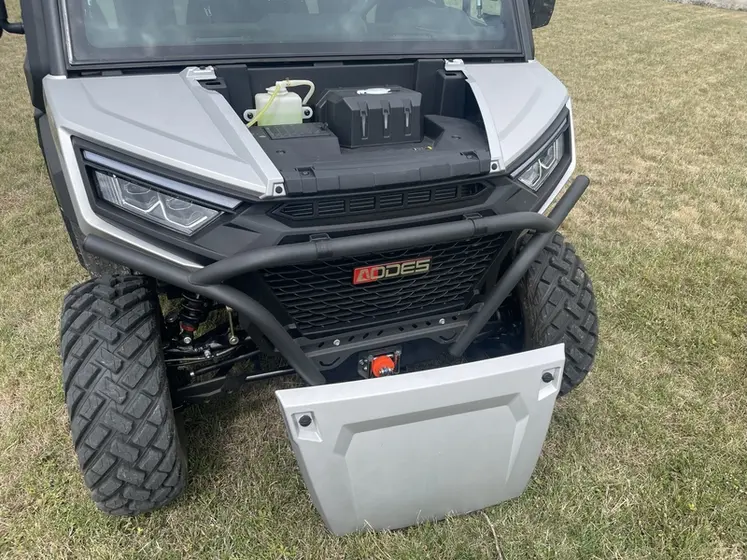 <em class="placeholder">Capot avant retiré du SSV Aodes Workcross 1000 HVAC </em>