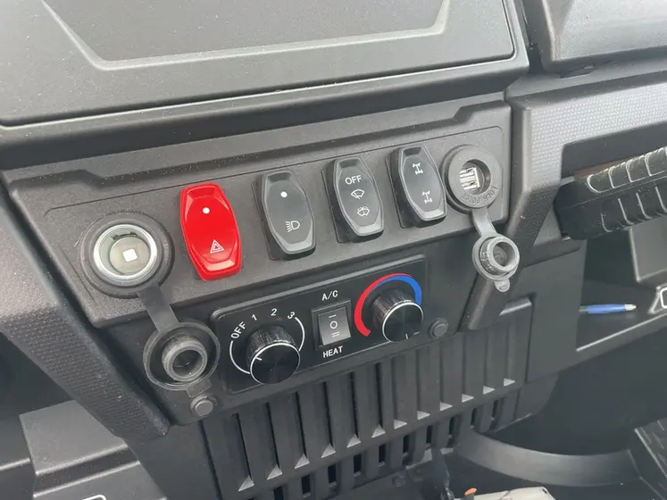 <em class="placeholder">Commande de climatisation du SSV Aodes Workcross 1000 HVAC </em>