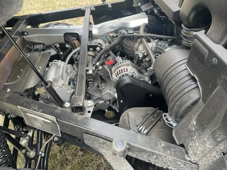 <em class="placeholder">Vue du moteur essence bicylindre du SSV Aodes Workcross 1000 HVAC </em>