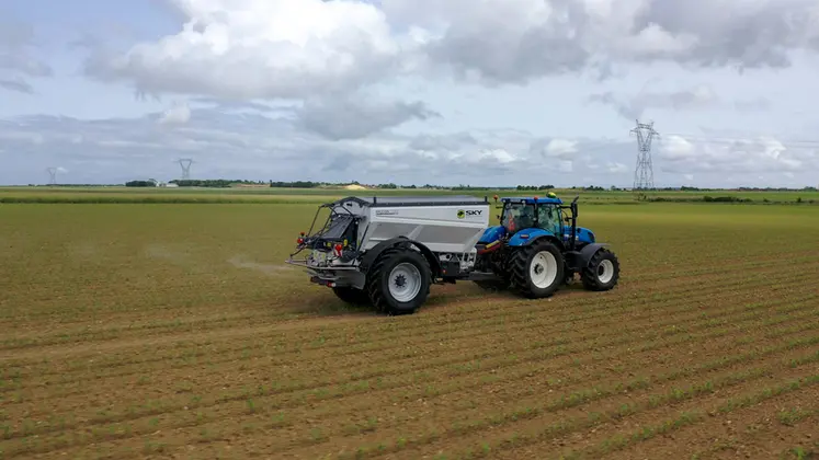 <em class="placeholder">Epandeur d&#039;engrais traîné Sky Agriculture Falcon T derrière un tracteur New Holland</em>