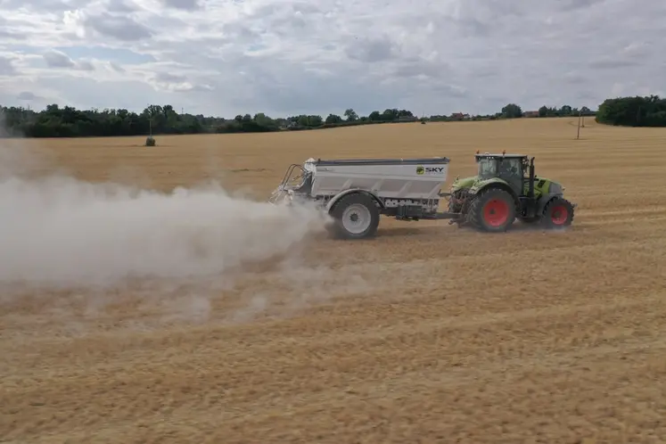 <em class="placeholder">Epandeur d&#039;engrais traîné Sky Agriculture Falcon T derrière un tracteur Claas</em>
