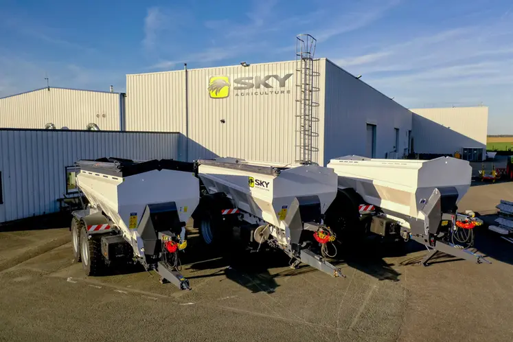 <em class="placeholder">La gamme d&#039;épandeurs d&#039;engrais traîné Sky Agriculture Falcon T</em>