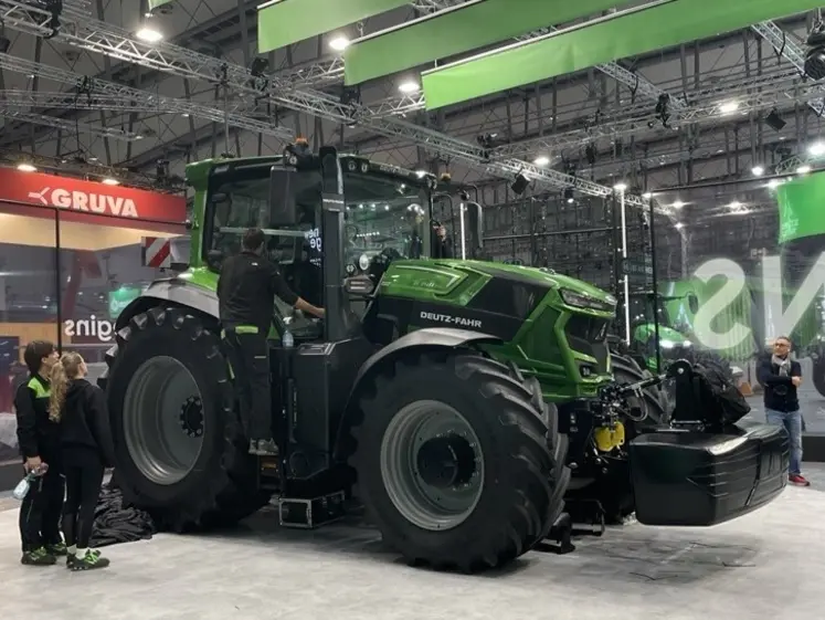 <em class="placeholder">Tracteur Deutz-Fahr série 8 avec nouvelle cabine exposé à l'Agritechnica 2025</em>
