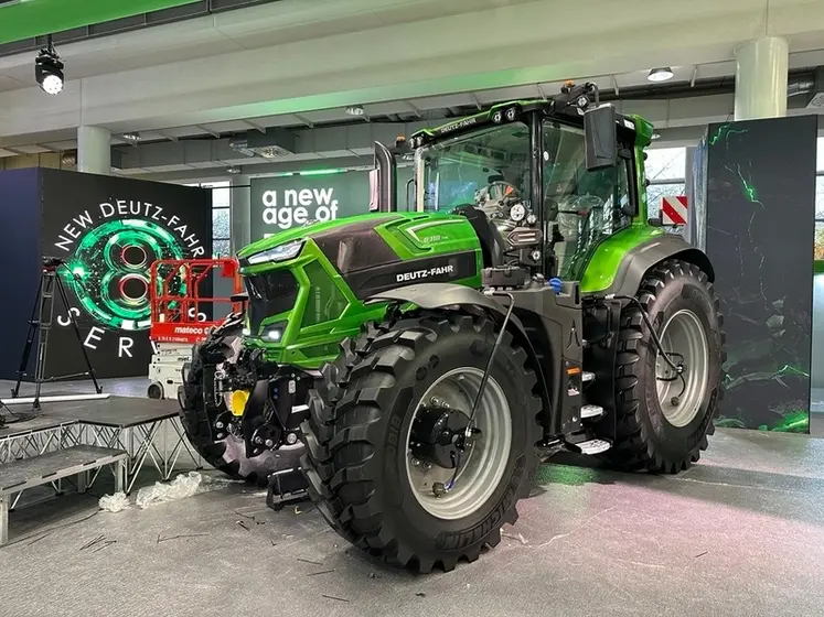 <em class="placeholder">Tracteur Deutz-Fahr série 8 avec nouvelle cabine exposé à l'Agritechnica 2025</em>
