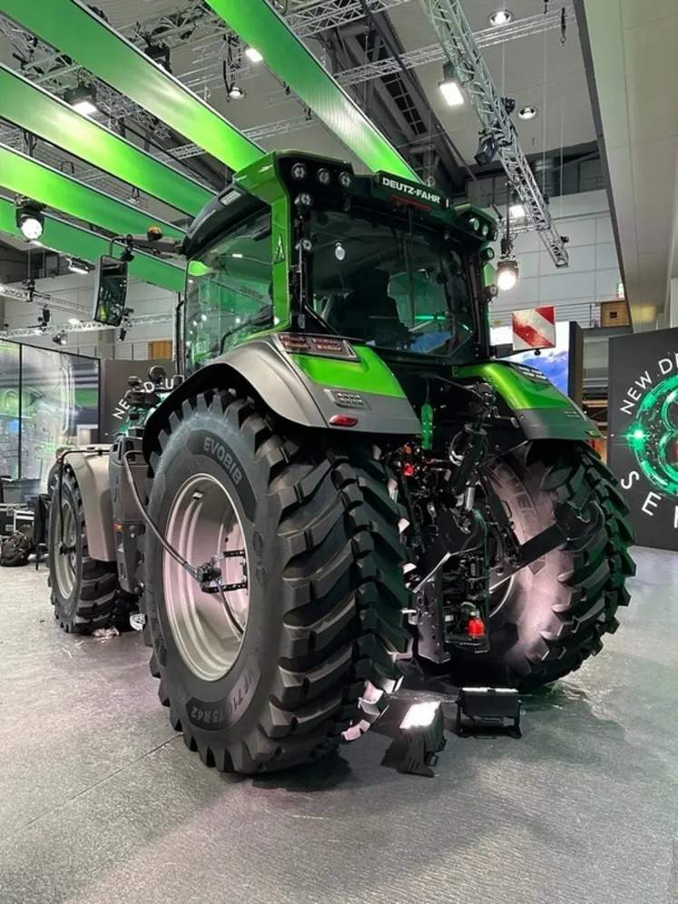 <em class="placeholder">Tracteur Deutz-Fahr série 8 avec nouvelle cabine exposé à l'Agritechnica 2025</em>