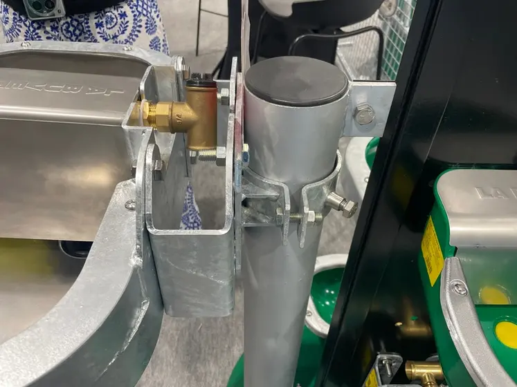 <em class="placeholder">Fixation de l'abreuvoir Lac 550 de la société La Buvette</em>